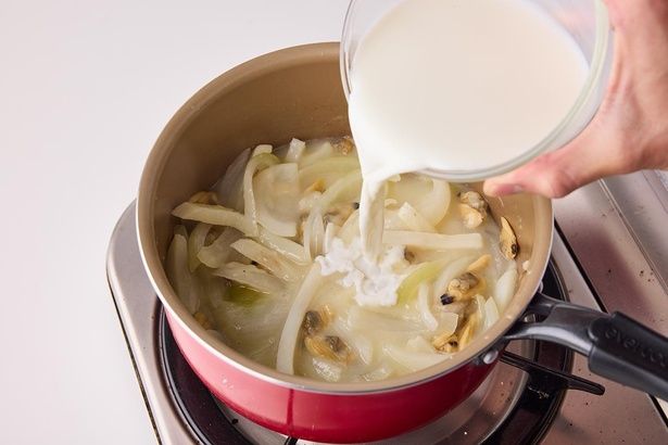 牛乳を加えて弱火で温め、塩こしょうを加える （C）まるみキッチン／KADOKAWA
