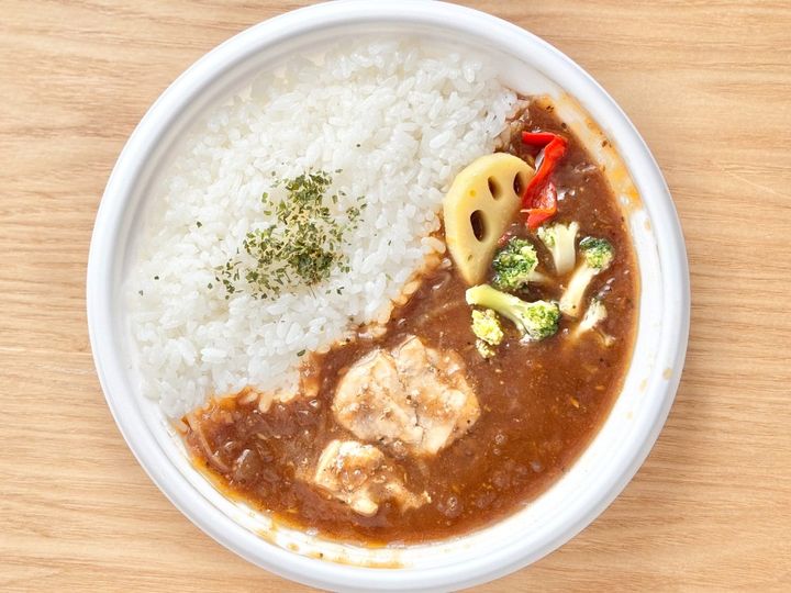 野菜の彩りもきれい！ 女性も食べやすい「スパイスチキンカレー」