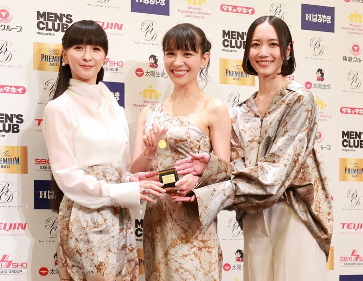 3人組テクノポップユニット、Perfumeのあ～ちゃん（36）が11日、インスタグラムを更新。一般男性と結婚したことを発表しました。Perfumeは年内での活動休止を発表しており、メンバーから結婚第一号となりました。