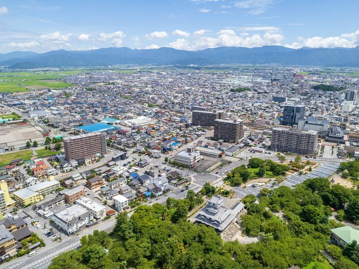 大東建託は、滋賀県に住む20歳以上の男女を対象に居住満足度調査を行い、「いい部屋ネット 住み続けたい街ランキング2025＜滋賀県版＞」として発表しました。滋賀県民が選んだ「住み続けたい街（自治体）」ランキングの2位は「長浜市」、では1位は？