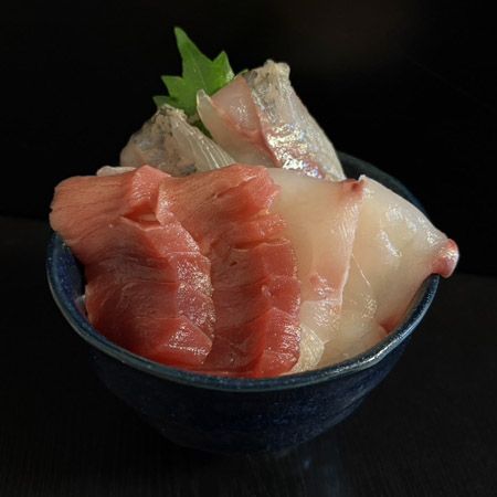 「弱虫ペダル×ふじ丸水産」3校をイメージした限定保冷バッグ付のコラボ海鮮丼が登場