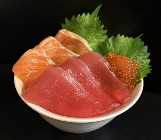 「弱虫ペダル×ふじ丸水産」3校をイメージした限定保冷バッグ付のコラボ海鮮丼が登場