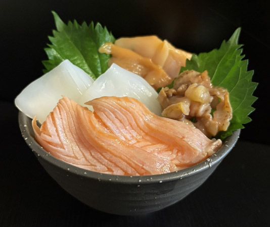 「弱虫ペダル×ふじ丸水産」3校をイメージした限定保冷バッグ付のコラボ海鮮丼が登場