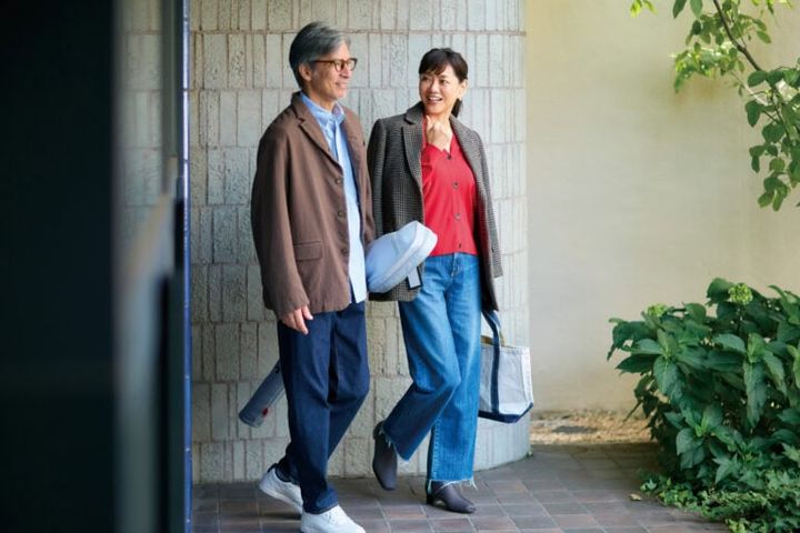 ピアス¥24,640／フェルセラ（ズットホリック） 【夫】ジャケット¥46,200／サンディニスタ（カバーコード ナカメグロ）、シャツ¥2,990／ユニクロ、パンツ¥18,700／サンディニスタ（トゥー・ステップ）、靴［オープン価格］¥14,300／アディダス ゴルフ（アディダスゴルフお客様窓口）、メガネ／私物