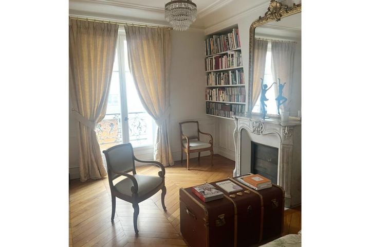 フランス・パリの築140年超のアパルトマン2LDKひとり暮らしのお宅拝見。50代マダムのセンスの良いインテリアとは？【前編】