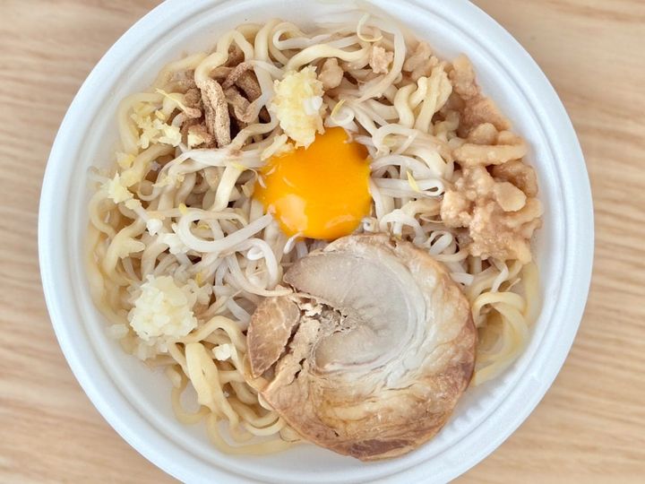 魚粉が決め手！ 中毒性ありの「頑者監修 背脂マシマシ魚介豚骨まぜそば」