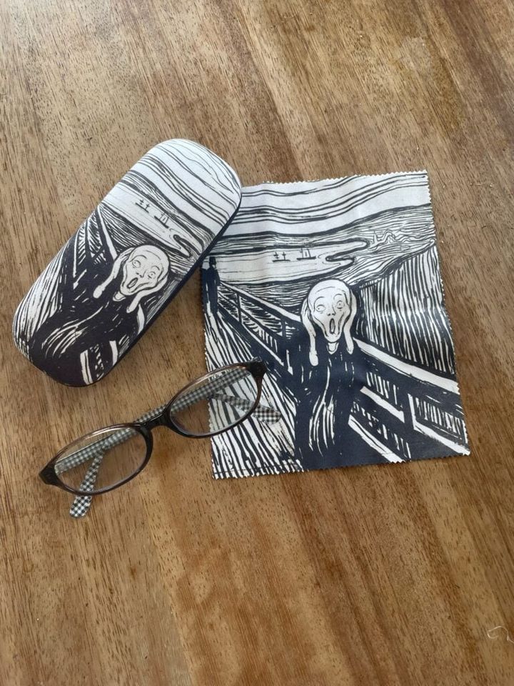 ノルウェーのムンクミュージアムで買ったメガネケース