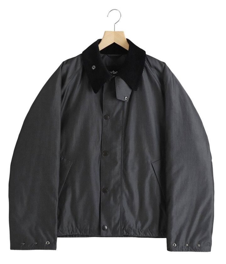 Barbourの中でもショートレングス×ワイドフィットのシルエットが人気を博している「Transort」を、ARKnetsが内側にキルトライニングを組み合わせ独自のサイズバランスでリエディット。