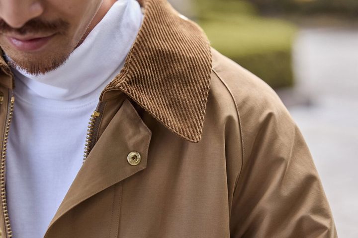 中わたが入った分を考慮した全体のバランス感はほどよいゆとりがあるため、厚手のニットやフーディなどミドラーアイテムとのレイヤードも可能。