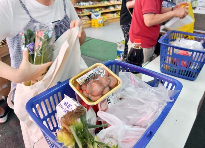 X上で11月10日、「子どもが1人で買い物をしているときにお金が少し足りていない場合、どうしてあげるのが正解なのか」という話題が注目を集めていたのをご存知でしょうか。