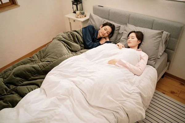 どこでも温かく心地よく眠れる、コンパクトな羽毛掛け布団がクラファンに登場