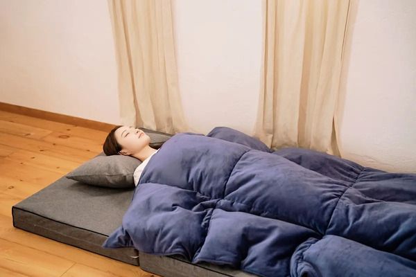 どこでも温かく心地よく眠れる、コンパクトな羽毛掛け布団がクラファンに登場
