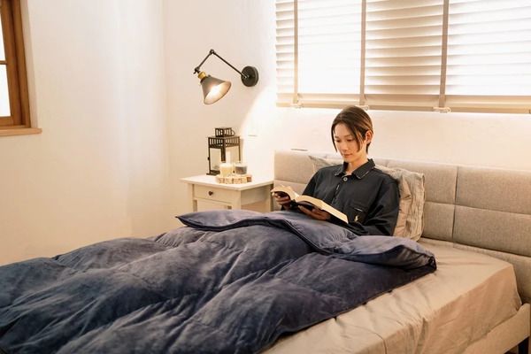 どこでも温かく心地よく眠れる、コンパクトな羽毛掛け布団がクラファンに登場