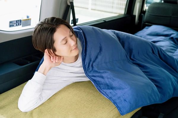 どこでも温かく心地よく眠れる、コンパクトな羽毛掛け布団がクラファンに登場