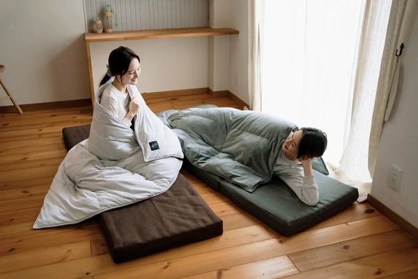 どこでも温かく心地よく眠れる、コンパクトな羽毛掛け布団がクラファンに登場