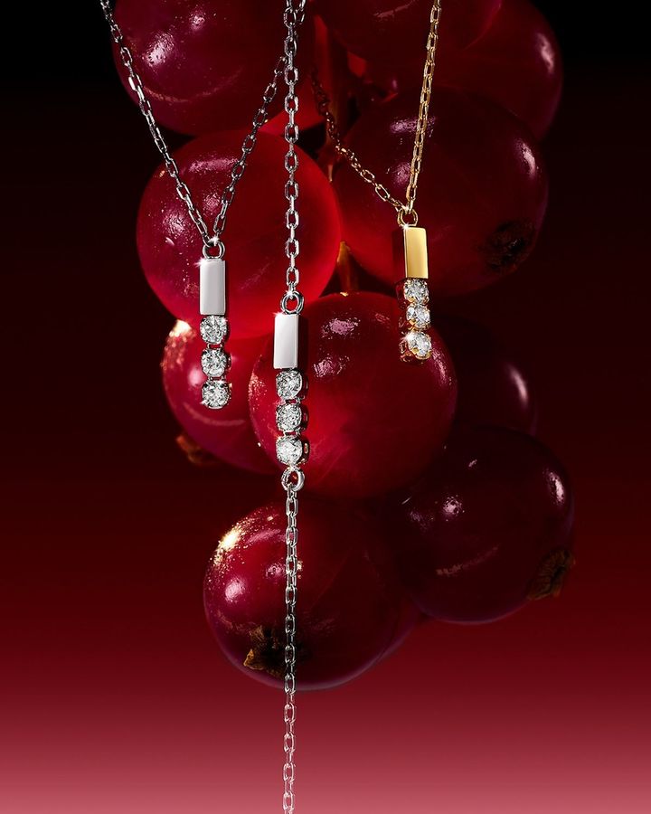 写真左＆右「シャンデリア ライン プチ ネックレス」（PT×ダイヤモンド）（YG×ダイヤモンド）各￥74,800 写真中「シャンデリア ライン プチ ブレスレット」（PT×ダイヤモンド）￥71,500