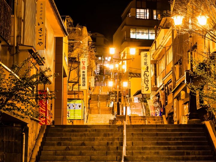 All About ニュース編集部が全国250人を対象に実施した老後に行きたい温泉地に関するアンケートの調査結果から、老後に行きたいと思う「群馬県（草津・四万・伊香保・水上エリア）の温泉地」ランキングを発表！ 2位「伊香保温泉」を抑えた1位は？