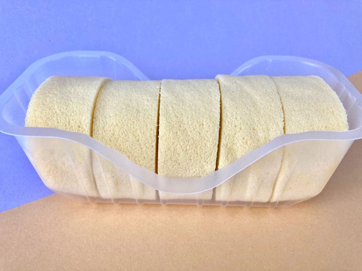 とっても甘くてモッチモチ！【ファミマ】満足感がヤバい新作ロールケーキ