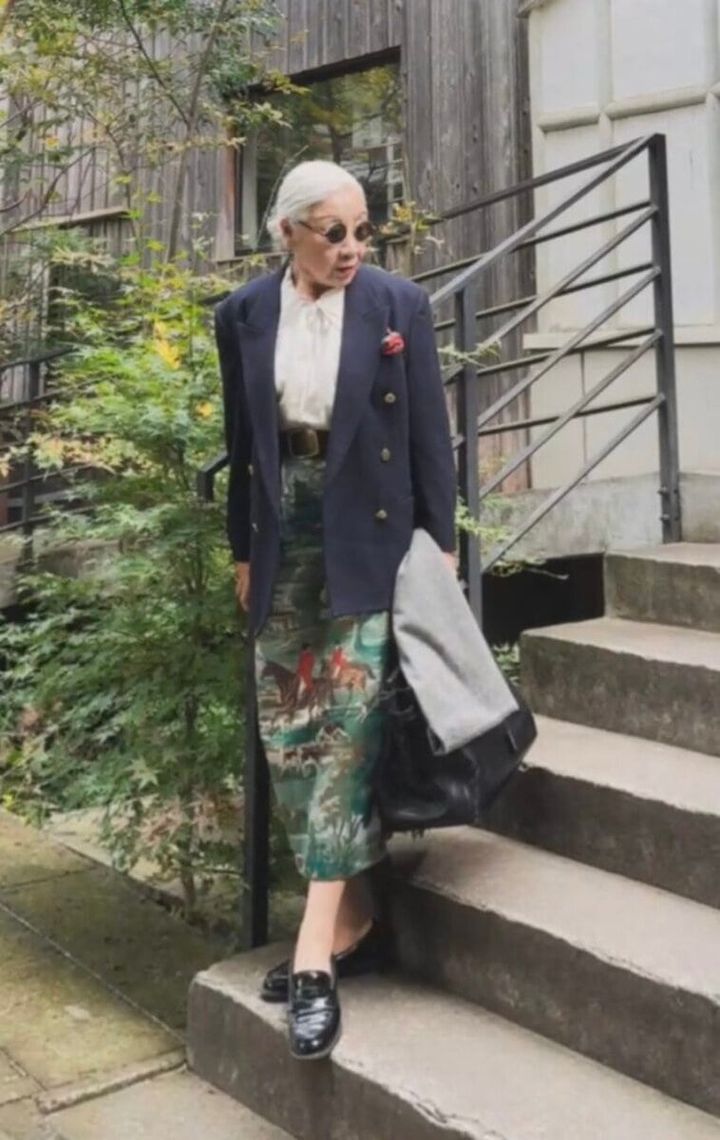 女っぽさを引き出す“フリル白ブラウスコーデ