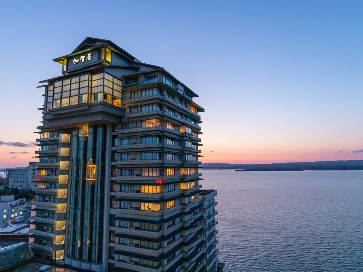 石川県・能登半島の七尾湾に面し、開湯1200年の歴史を持つ名湯、和倉温泉。豊富な塩分を含む温泉は、保温・美肌効果が高いと言われ、穏やかな湾の絶景を望む露天風呂と能登の新鮮な海の幸を堪能する温泉旅を体験できます。