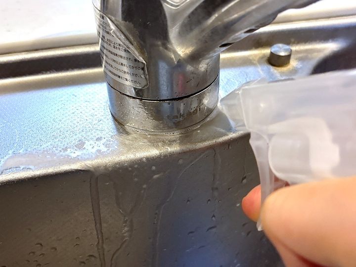 蛇口の根元にクエン酸水をかける