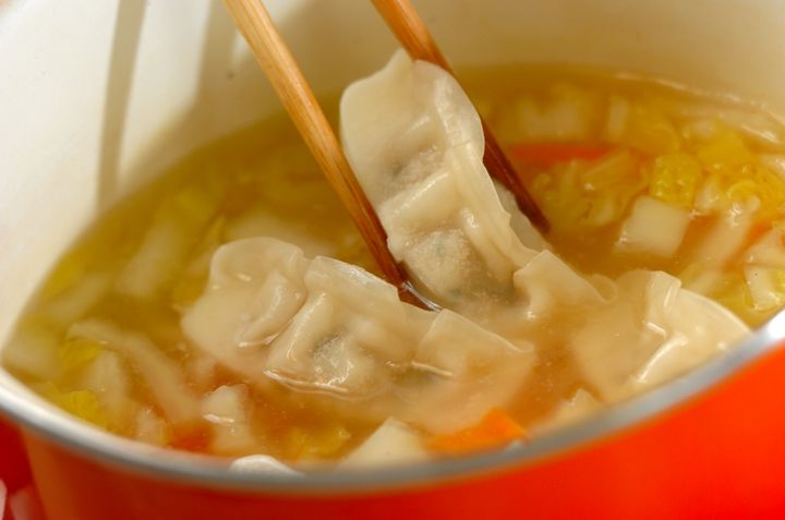 白菜と餃子のあったかスープの作り方1