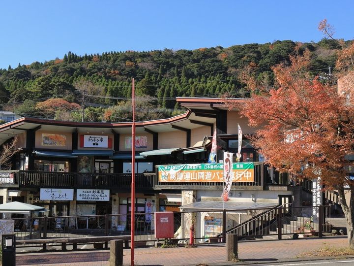 鹿児島県・霧島山の山中に広がる霧島温泉郷は、豊富な湯量と多彩な泉質が魅力です。標高が高く、雄大な山々や雲海を望む絶景の湯浴みと神話ゆかりの地を巡る神秘的な旅を堪能できます。