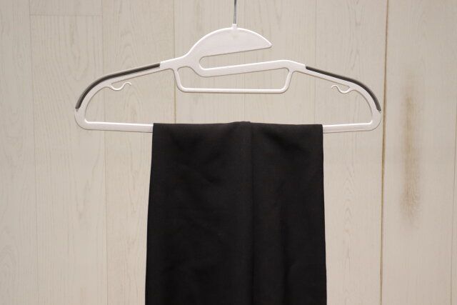 掛けやすいノンスリップハンガー（2本） ボトムス
