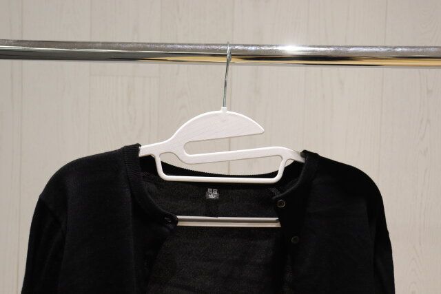 掛けやすいノンスリップハンガー（2本） カーディガン