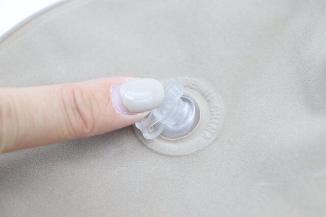 手動プレス式ネックピロー（収納袋付） 排気口