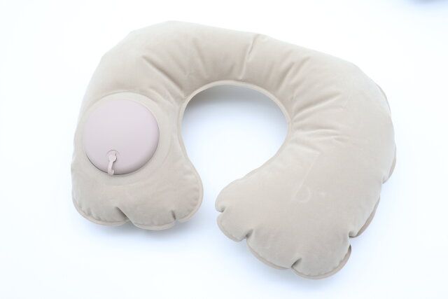 手動プレス式ネックピロー（収納袋付） 空気注入後
