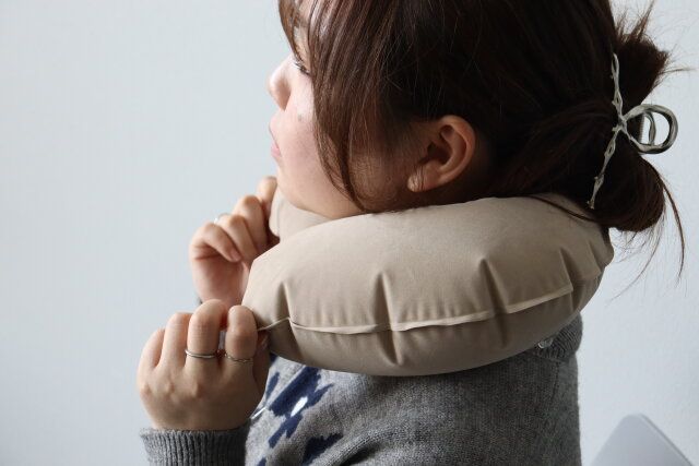 手動プレス式ネックピロー（収納袋付） 使用例