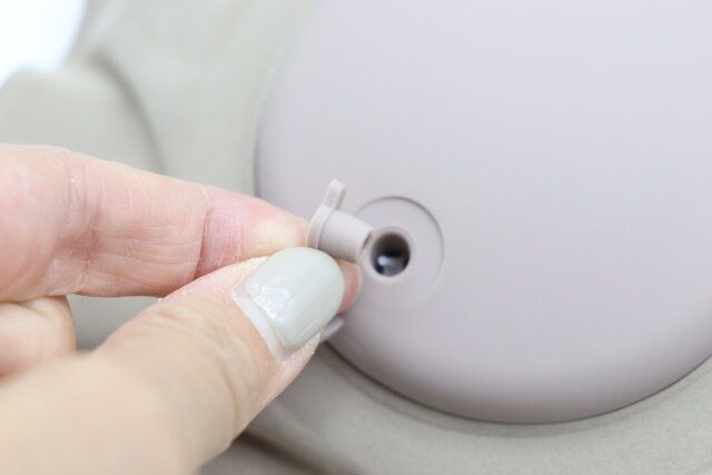 手動プレス式ネックピロー（収納袋付） 空気入れ口