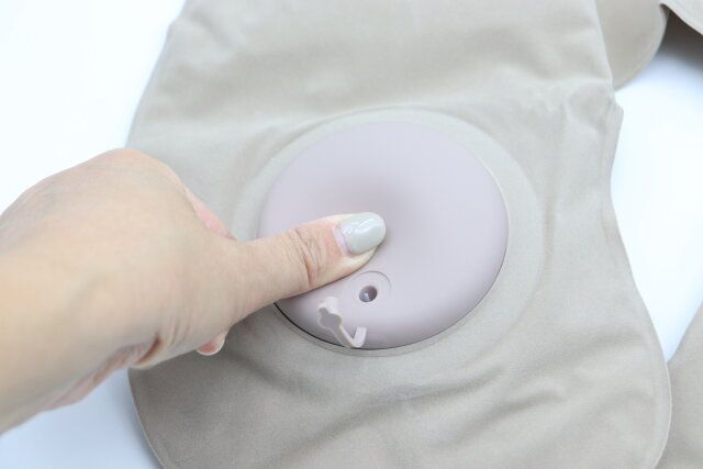 手動プレス式ネックピロー（収納袋付） 空気注入