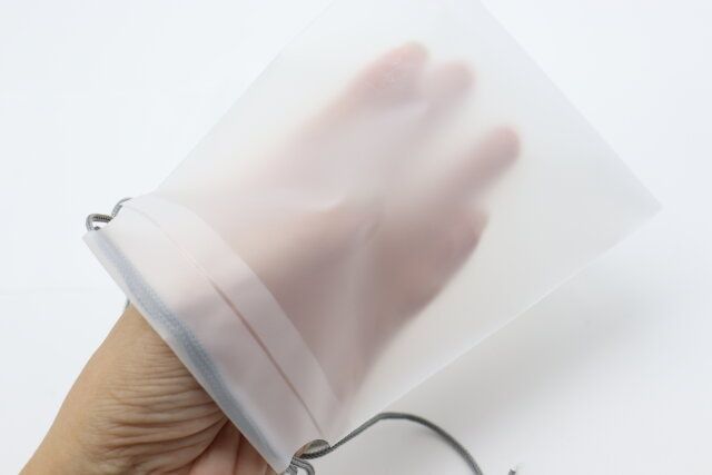 セリアの傘の肩掛けカバー 半透明