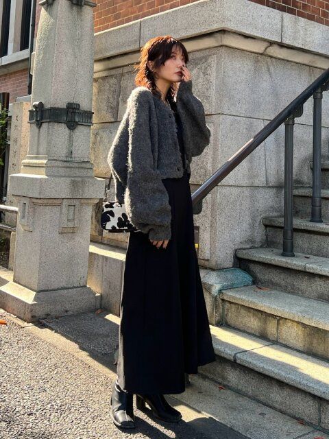 2025冬モノトーンきれいめカジュアルふわふわカーディガン×黒ワンピのシンプルコーデ