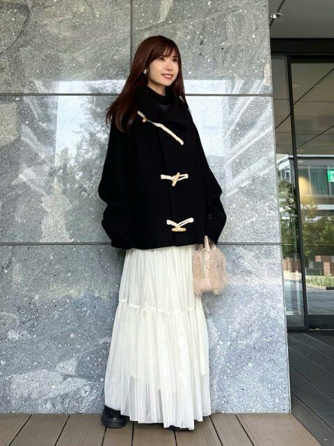 2025冬モノトーンきれいめカジュアル黒ダッフル×白ティアードスカートのミックスコーデ