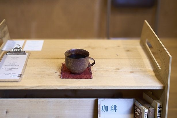 コーヒー飲み比べ1杯1000円～。商品を購入するとコーヒーはチップ制で提供。カップは、香川・手島の「てしま島苑」と共同開発