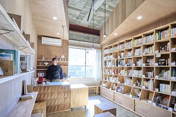 「城南書店街」では、現在53人が店主として選書、販売。時に店番も務める。本を購入するとコーヒーがサービスされる