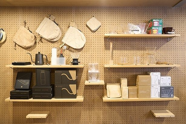 ガラスのサーバーやペーパーフィルター、木製のマドラー、ドリッパーのサイズにぴったりの帆布製ポーチなど、コーヒー用のオリジナルアイテムが充実