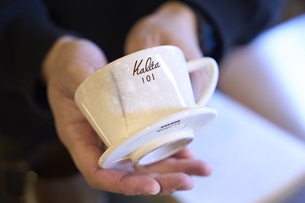 カリタの草創期に製造された貴重な陶製ドリッパーなど、貴重なヴィンテージ器具も収集