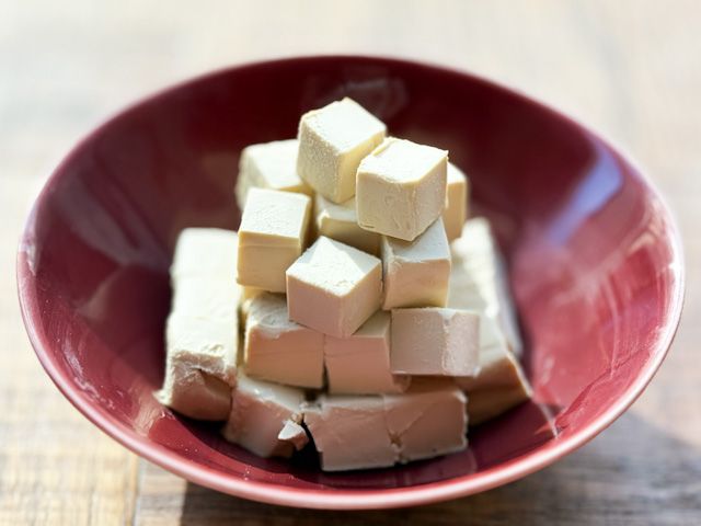 お皿に盛られた「成城石井 クリームチーズたまり醤油漬」