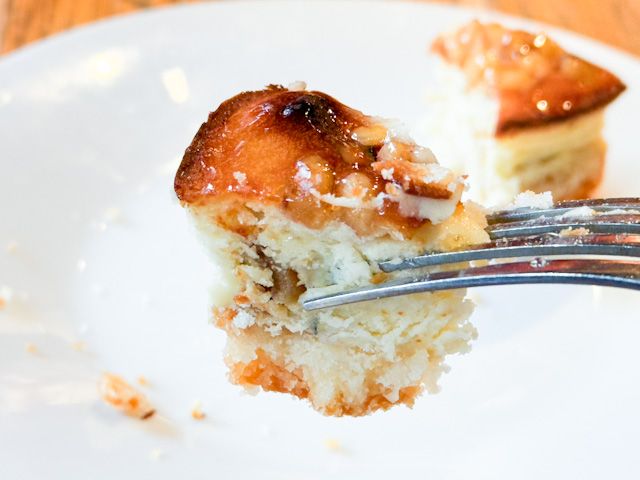 フォークで持ち上げた「成城石井自家製 無花果とゴルゴンゾーラのチーズケーキ」