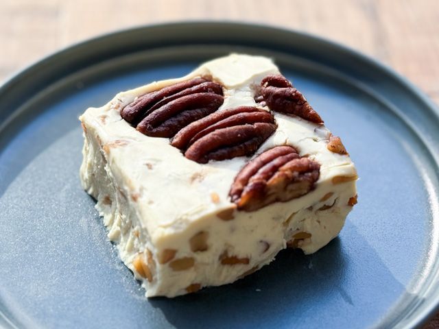 お皿に盛られた「成城石井 メープルシロップとピーカンナッツのクリームチーズ」