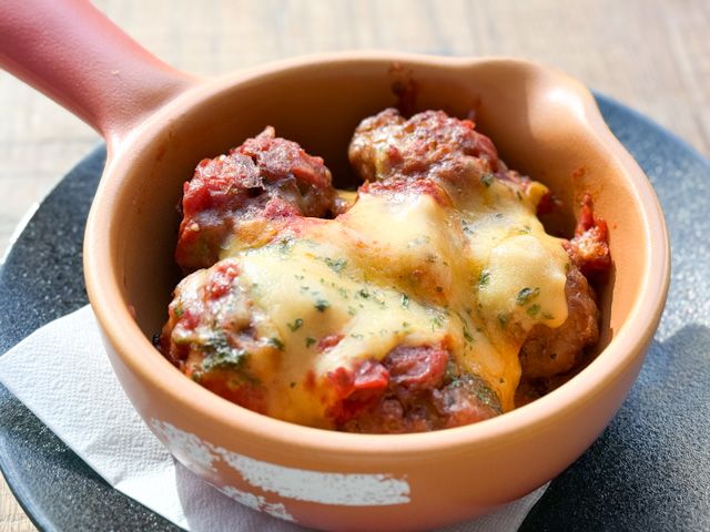 お皿に盛られた「成城石井自家製 3種チーズの国産豚肉団子」