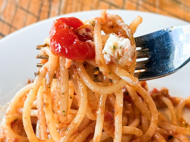 フォークで持ち上げた「成城石井自家製 イタリア産リコッタチーズとバジルのトマトソースパスタ」