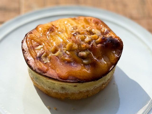 お皿に盛られた「成城石井自家製 無花果とゴルゴンゾーラのチーズケーキ」