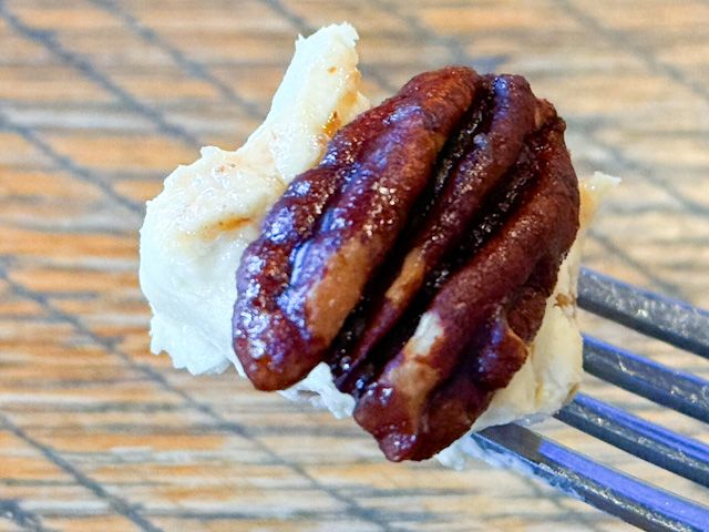 フォークで持ち上げた「成城石井 メープルシロップとピーカンナッツのクリームチーズ」