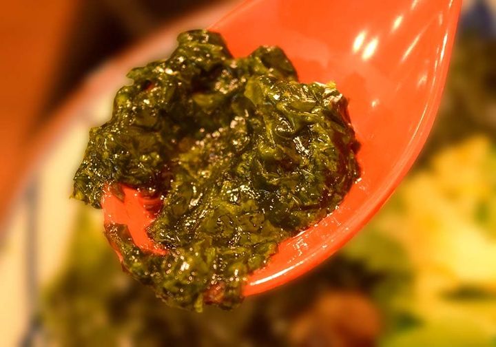 どんぶりの半分ほどを覆うくらいたっぷりの海苔がトッピング