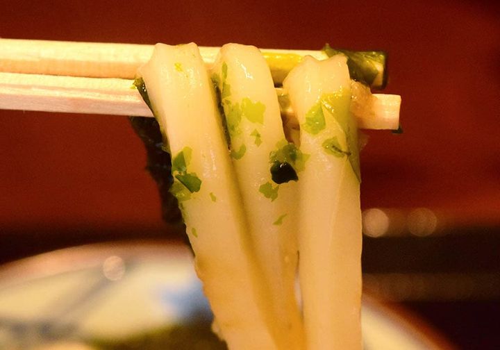 うどんに海苔と旨だしがほどよく絡み合い、絶妙な味わいに